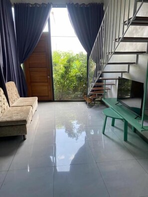 Basic-Studio, Balkon, Gartenblick | Innenbereich