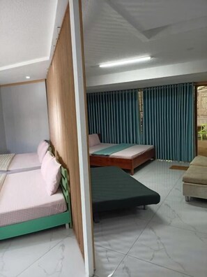 Eenvoudige studio, balkon, uitzicht op tuin