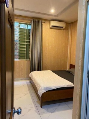 Eenvoudige studio, balkon, uitzicht op tuin