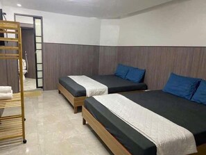 Eenvoudige studio, balkon, uitzicht op tuin