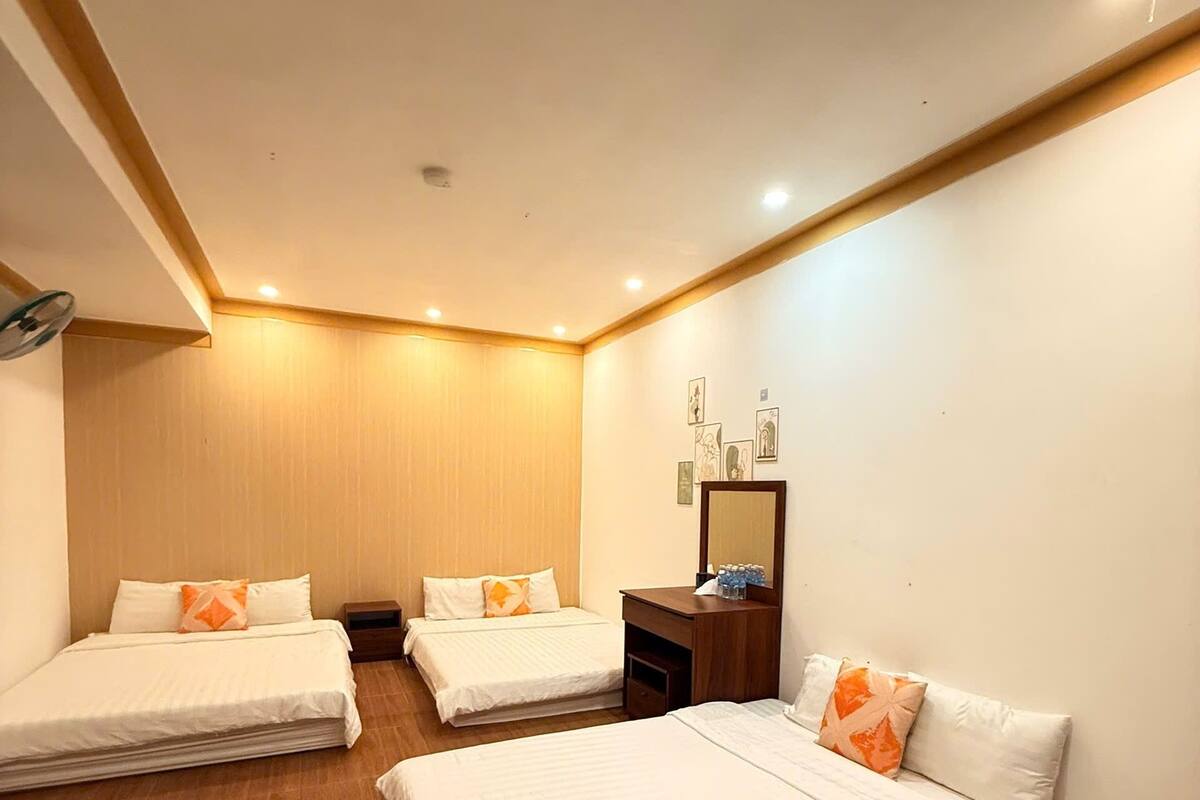 Phòng dành cho gia đình, nhiều giường | Bàn, màn/rèm cản sáng, bàn ủi/dụng cụ ủi quần áo 
