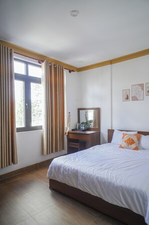 Desk, blackout curtains, iron/ironing board, free WiFi - Van Nhi MTV Hotel (Da Lat)