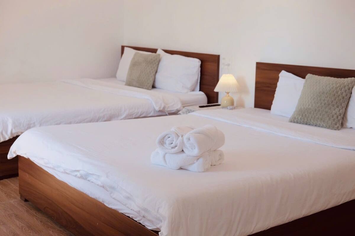 Phòng 4 dành cho gia đình, quang cảnh thành phố | Bàn, màn/rèm cản sáng, bàn ủi/dụng cụ ủi quần áo 