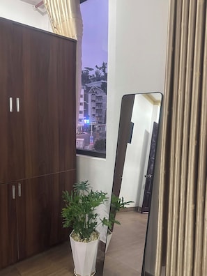 Kahden hengen deluxe-huone yhdelle, 1 keskisuuri parisänky, kaupunkinäköala | Sisätilat