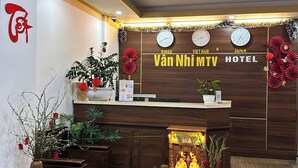 A hotel reception desk with clocks indicating Korea, Vietnam, and Japan. - Van Nhi MTV Hotel (Xuan Huong - Da Lat)