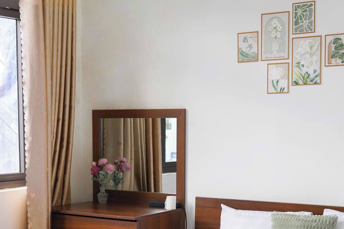 Phòng đơn Deluxe, 1 giường cỡ queen, quang cảnh thành phố | Bàn, màn/rèm cản sáng, bàn ủi/dụng cụ ủi quần áo 