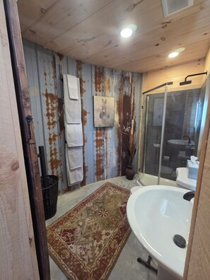 Bruser, hårtørrer, håndklæder, Toiletpapir