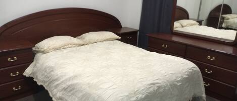 4 habitaciones, tabla de planchar con plancha, wifi y ropa de cama
