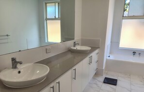 Bathroom - Chill in quiet bush location in Bedfordale (Bedfordale)