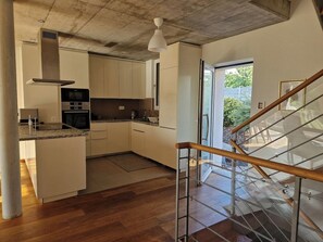 Frigorífico, microondas, horno y placa de cocina