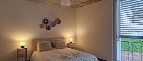 4 habitaciones, escritorio, tabla de planchar con plancha y wifi