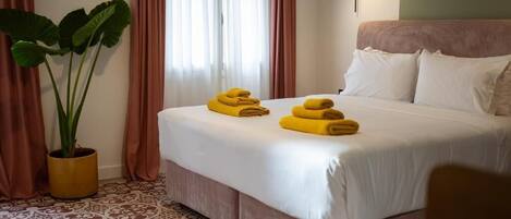 In-room safe, soundproofing, iron/ironing board, free WiFi