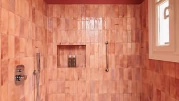 Deluxe Double Room, Balcony, City View | Bilik Mandi | Selipar