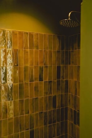A tiled shower enclosure with a showerhead. - Bugan - Villa Athens (Athens)
