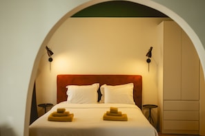 A hotel room with a bed, two bedside tables, and a wardrobe. - Bugan - Villa Athens (Athens)
