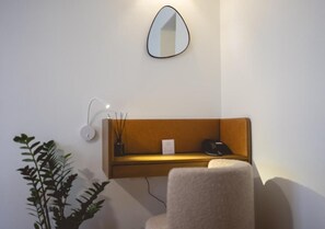 Deluxe Double Room, City View | Interior - Bugan - Villa Athens (Athens)