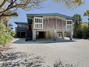 Exterior - Pet Friendly- Oceanfront in South Litchfield Beach! Traumerei House (Pawleys Island)