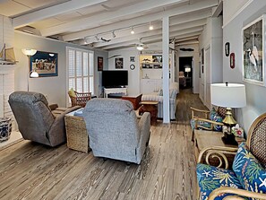 TV - Pet Friendly- Oceanfront in South Litchfield Beach! Traumerei House (Pawleys Island)