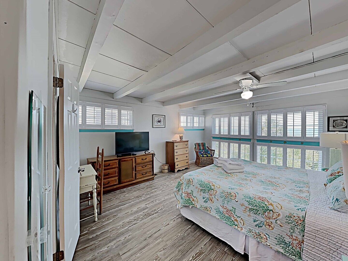 6 bedrooms, iron/ironing board, free WiFi, bed sheets