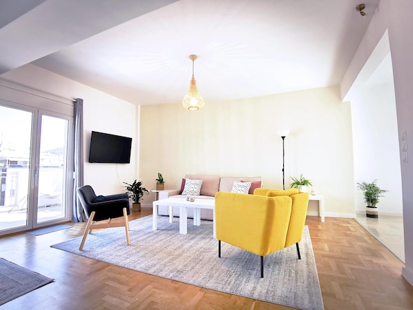 Living area - Vrbo Property (Athina)