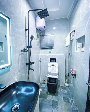 Căn hộ Deluxe, ban công, quang cảnh hồ | Phòng tắm