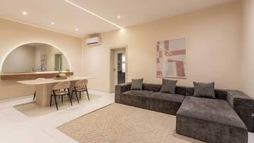 Deluxe Apartment, Balcony, Lake View | Interior