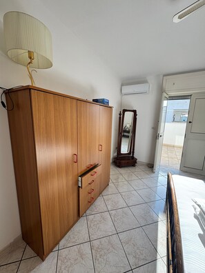 Interior - Slowlife House Holiday Home with Air Conditioning (Torre San Giovanni)