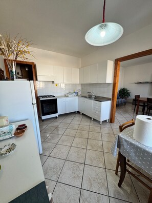 Private kitchen - Slowlife House Holiday Home with Air Conditioning (Torre San Giovanni)