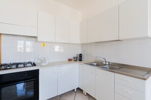 Kühlschrank, Ofen, Herdplatte, Kochgeschirr/Geschirr/Besteck