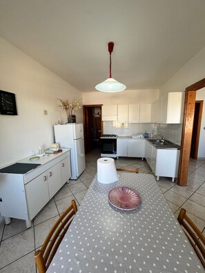 Private kitchen - Slowlife House Holiday Home with Air Conditioning (Torre San Giovanni)