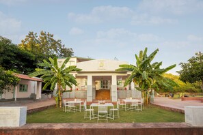 Outdoor dining - The Kot Kehloor by Shambhala Hospitality (Udaipur)