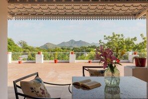 Camera doppia, vista giardino | Ristorazione all'aperto