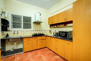 Private kitchen - Alaya Stays Saffron Breeze 4 BHK Apt (Bengaluru)