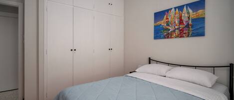 2 bedrooms, iron/ironing board, travel cot, free WiFi
