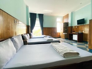 Eenvoudige studio, balkon, uitzicht op stad