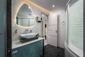 Shower, hair dryer, towels, soap - Hideaway Villa in Ialysos (Ialysos)