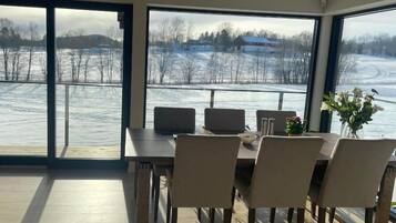 Room, 1 Bedroom | Dining