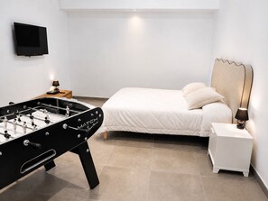 Tabla de planchar con plancha, acceso a internet y ropa de cama 