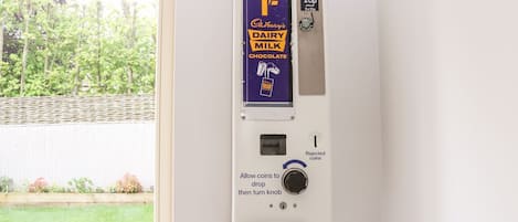 Máquina expendedora empotrada en la pared para chocolate Cadbury's Dairy Milk.