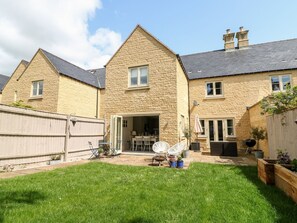Outdoor dining - East View (Cheltenham)