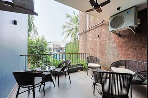 Deluxe Villa | Outdoor dining - Alaya Stays Liv Regalia Apartments (Marra)