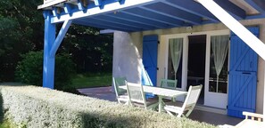 Outdoor dining - Gîte Douceur de Vivre - Marais: Lake View, Shared Pool & Wi-Fi (Saint-Avaugourd-des-Landes)