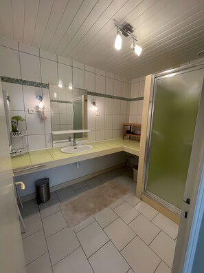 Bathroom - Gîte Douceur de Vivre - Marais: Lake View, Shared Pool & Wi-Fi (Saint-Avaugourd-des-Landes)