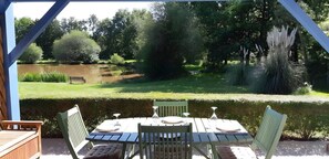 Outdoor dining - Gîte Douceur de Vivre - Marais: Lake View, Shared Pool & Wi-Fi (Saint-Avaugourd-des-Landes)