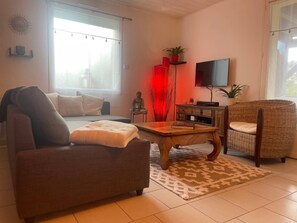 Living area - Gîte Douceur de Vivre - Marais: Lake View, Shared Pool & Wi-Fi (Saint-Avaugourd-des-Landes)