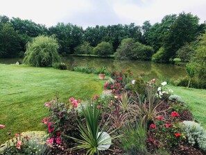 Property grounds - Gîte Douceur de vivre - Ocean: Lake View, Shared Pool, Wi-Fi (Saint-Avaugourd-des-Landes)