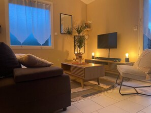 Living area - Gîte Douceur de vivre - Ocean: Lake View, Shared Pool, Wi-Fi (Saint-Avaugourd-des-Landes)