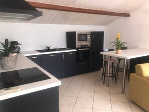 Private kitchen - Holiday Home "Gîte Douceur de Vivre - Soleil" with Lake View, Pool and Wi-Fi (Saint-Avaugourd-des-Landes)