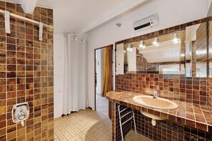 Douche, serviettes fournies