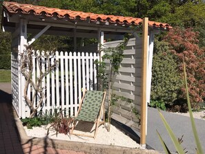 Property grounds - Holiday Home "Gîte Douceur de Vivre - Soleil" with Lake View, Pool and Wi-Fi (Saint-Avaugourd-des-Landes)